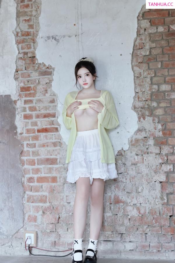   [XiuRen]高清写真图 2024.08.16 No.9024 小薯条nienie 美乳性感第78张图片